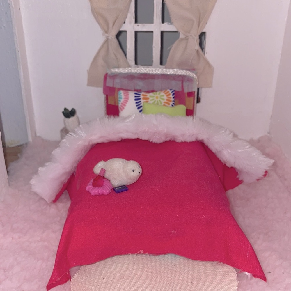 Fun and bright addition to your dolls house